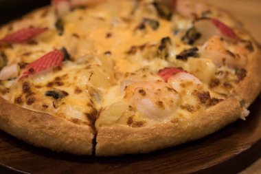 Lezzetli deniz ürünleri pizza bir ahşap dokulu tablo