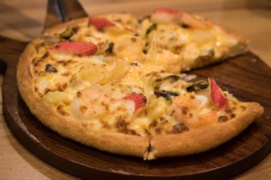 Lezzetli deniz ürünleri pizza bir ahşap dokulu tablo