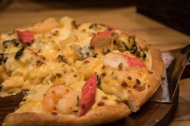 Lezzetli deniz ürünleri pizza bir ahşap dokulu tablo