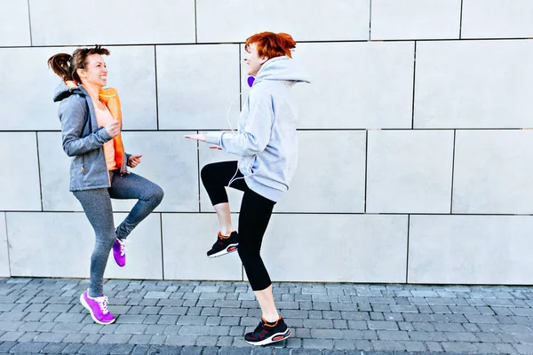 Dos mujeres deportivas ejercicio cara a cara para maratón y ejercicio físico — Foto de Stock