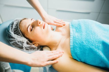 güzellik uzmanı doktorun hasta spa Sağlık Merkezi ile kapatın. Profesyonel güzellik uzmanı olmak vücut omuz ve kozmetik kabine içinde Hintli kız veya Güzellik Salonu masaj rahatlatıcı yüz.