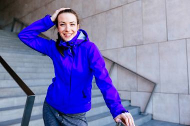 Genç güzel sporcumuz modern bina merdivenlerde poz.