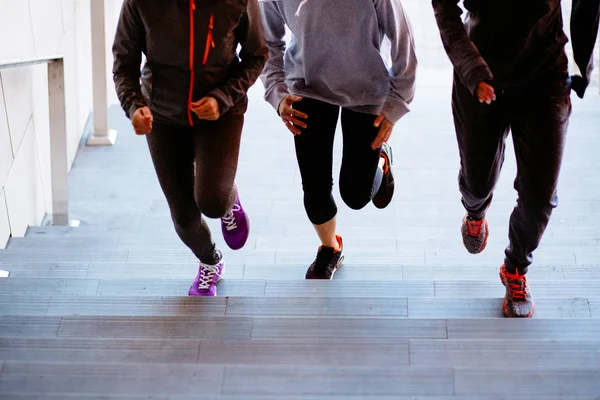 Grupo de três mulheres fitness correndo nas escadas — Fotografia de Stock