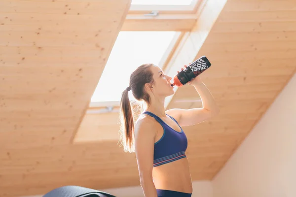 Фитнес-женщина питьевая вода после тренировки — стоковое фото