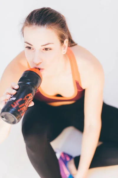 Фитнес женщина питьевой воды после тренировки, точка зрения высоко над моделью — стоковое фото