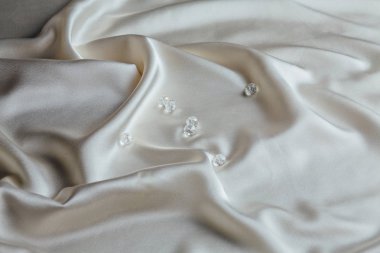 Bej rengi saten ya da ipek kumaş arka plan Üstten Görünüm