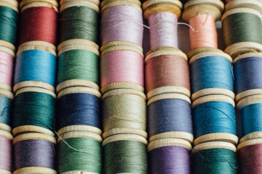 parlak w ooden iplik bobinleri ayarla, yakın çekim