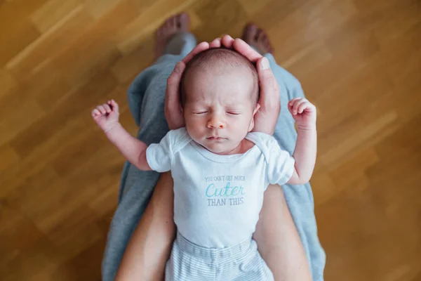 Top view of father 's hands holding his newborn baby son. Закрывай. Концепция счастливой семьи. Красивый концептуальный образ материнства . — стоковое фото