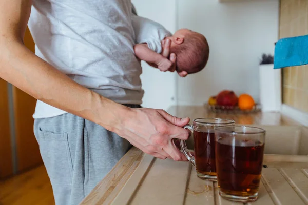 Poza de acasă - tată holding son . — Fotografie, imagine de stoc