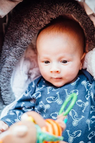 Топ-модель милого новорожденного мальчика, играющего с игрушкой . — стоковое фото