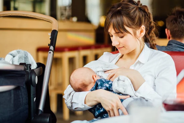 若い母親は母乳カフェで彼女の赤ちゃん彼女はお茶の時間にあります。 — ストック写真