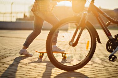 Güzel hippi kız açık havada güzel kaykay için öğrenme