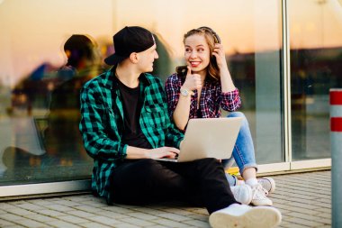 Mutlu hafta sonu kavramı. Mutlu hipster iki eğilim içinde portresi