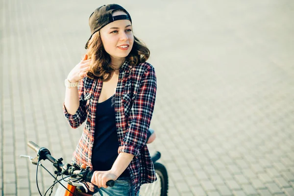 Młody piękny hipster kobieta sobie kraciaste koszule i odrobina — Zdjęcie stockowe