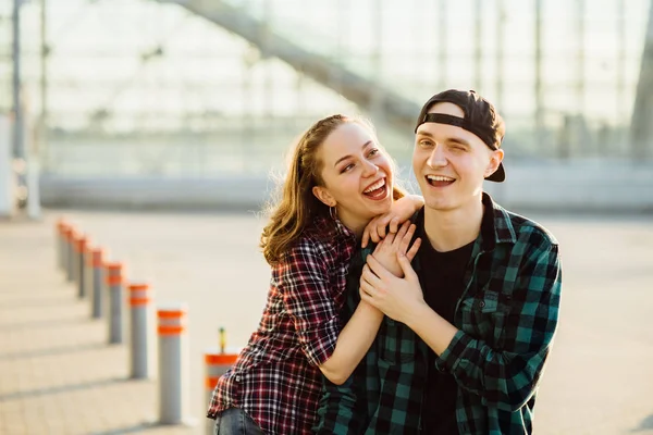 Günbatımı içinde karşı güneş batımında beraber - fotoğraflandı bağ aşk duygusal mutlu çift. Arkadaşlarını sarılma ve kameraya göz kırpıyor hipster çocuk.