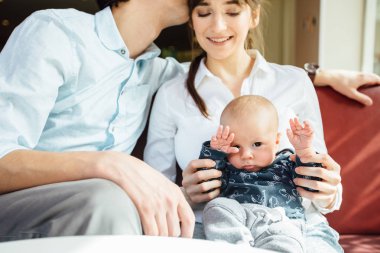 Mutlu ebeveynlik: onların tatlı ile anne bebek çocuk kapalı Cafe