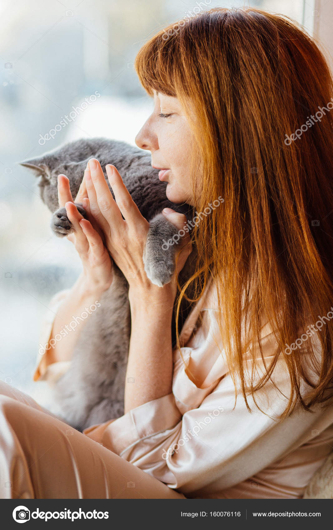 Рыжая девушка котом Рыжая девушка котом