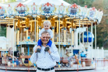 Baba geri veren oğlu yolculuk. Oğlu babasına gözlerini kapatır. Dostu aile kavramı.