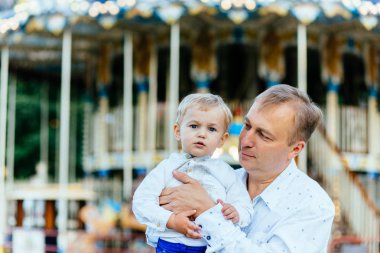 Bir baba oğlu holding