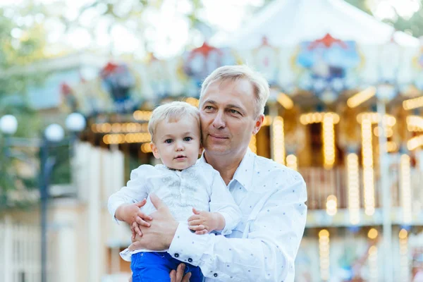 Портрет счастливый отец и сын на руках — стоковое фото