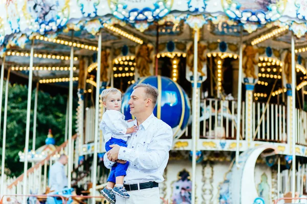 Mutlu baba oğlu akşam o zaman eğlence parkında tutun. Dostu aile kavramı.