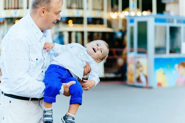 Otec a syn hraje v parku společně portrét zábavné šťastné životní styl — Stock fotografie