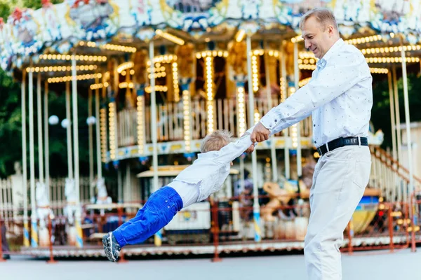 Yakışıklı baba wirling küçük oğlu Parkı