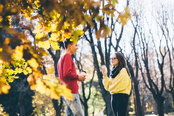 Dos Estudiantes Universitarios Tomando Café Una Taza Desechable Riendo Hablando — Foto de Stock