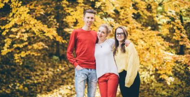 Eğitim, yaşam tarzı ve insanlar kavramı - kırmızı gömlek ve yürüyüş ve sonbahar parkta konuşurken iki kız genç adam.