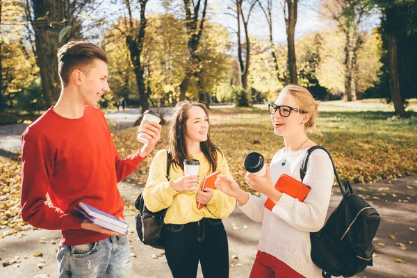 Trois Élèves Avec Une Tasse Jetable Riant Ensemble Dans Parc — Photo