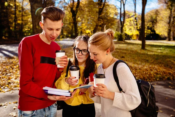 Trois Élèves Avec Tasse Jetable Apprenant Des Notes Lecture Ensemble — Photo