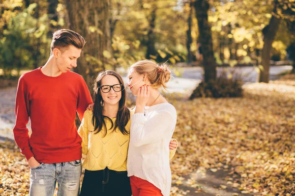 Temporada Estudio Educación Concepto Personas Grupo Tres Sudents Abrazándose Hablando — Foto de Stock