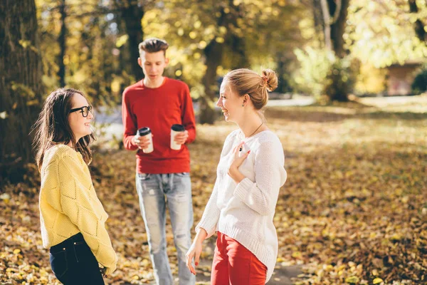 Dois Estudantes Sexo Feminino Falando Quando Cara — Fotografia de Stock