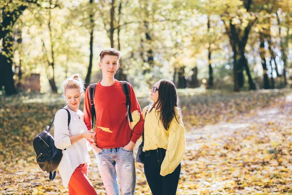 Éducation Mode Vie Concept Personnes Jeune Homme Chemise Rouge Deux — Photo