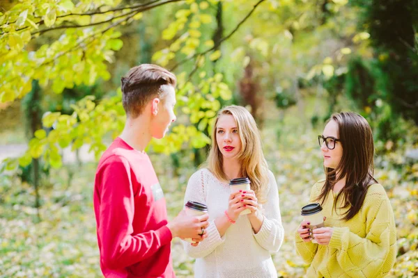 Dos Chicas Adolescentes Chico Tomando Bebiendo Café Taza Desechable Parque — Foto de Stock