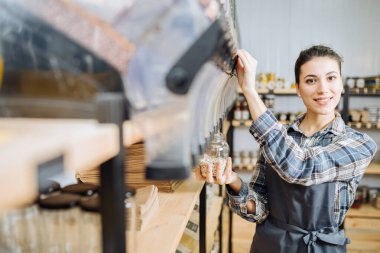 Sıfır Atık Dükkanında Toplu Ürünler ve Yiyecek Bulunabilir