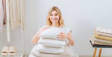 İskandinav tarzı, modern ışık stili boş gardırop odasında elbise askılığı..