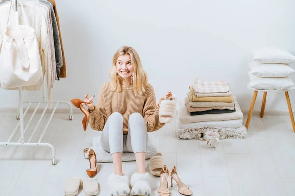 Aranyos női blogger befolyásoló szörny lábbeli papucs nagy karmokkal a különböző cipők között. Légy eredeti koncepció. — Stock Fotó