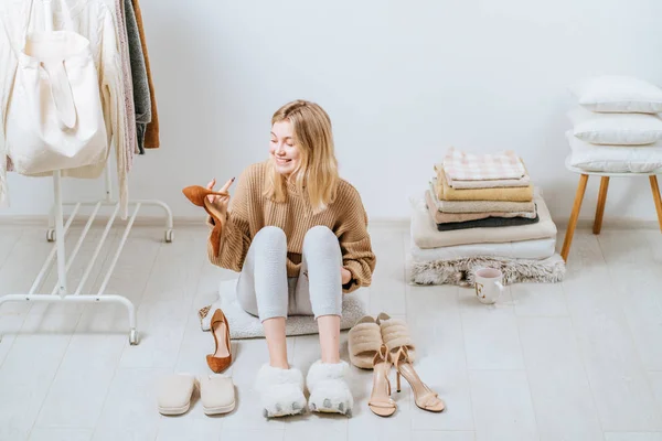 Aranyos női blogger befolyásoló szörny lábbeli papucs nagy karmokkal a különböző cipők között. Légy eredeti koncepció. — Stock Fotó