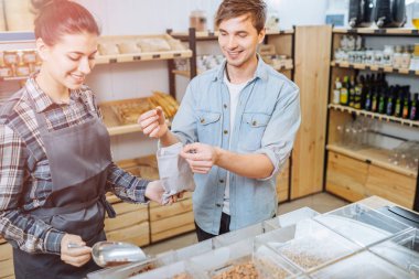 Çiftler markette kurutulmuş meyve ve fındık standında beklerken besleyici atıştırmalıklar alıyorlar.