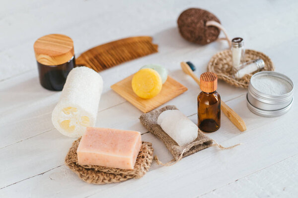 Аксессуары для ванной с нулевыми отходами, натуральная щетка для сизаля, деревянная расческа, дезодорант, масло ши, батончики из твердого мыла и шампуня, многоразовые хлопчатобумажные салфетки для удаления макияжа, макияж в стеклянном контейнере
.