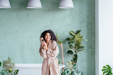 Kıvırcık saçlı, canlı, duygusal, etnik çeşitlilikte bir kadın.