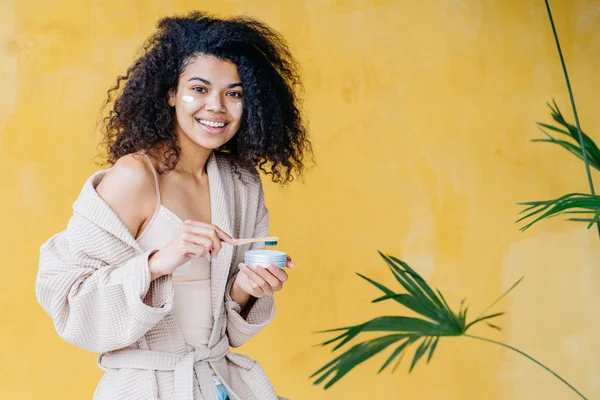 Vrouw houden van eco-vriendelijke bamboe tandenborstel, nul afval manier van leven, tandheelkundige zorg — Stockfoto