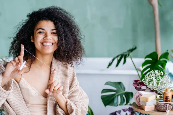 Portret Van Een Vrolijke Afro Amerikaanse Vrouw Kamerjas Met Behulp — Stockfoto