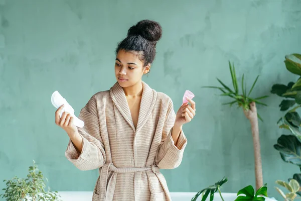 Mujer Multiétnica Pensativa Albornoz Beige Que Elige Entre Copa Menstrual — Foto de Stock