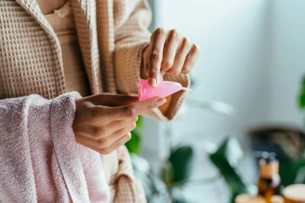 Közelkép Kéz Hajtogató Menstruációs Csésze Mutatja Hogyan Kell Használni Formában — Stock Fotó