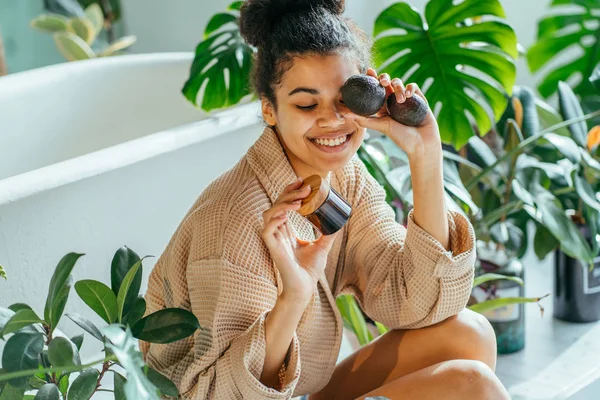 Afro Amerikaanse Vrouw Glimlachend Terwijl Gezichtscrème Nam Terwijl Crème Vasthield — Stockfoto