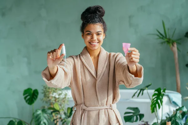 Mujer Afroamericana Amigable Con Medio Ambiente Sosteniendo Tampón Copa Menstrual — Foto de Stock