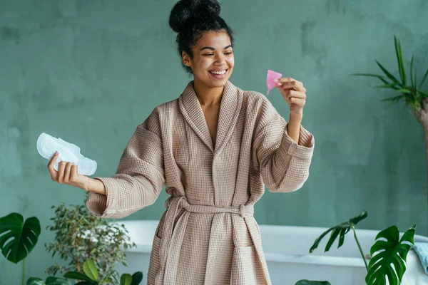 Eco Amigável Afro Americana Segurando Almofada Higiene Copo Menstrual Ambas — Fotografia de Stock