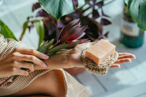 Vrouwenhanden Met Bloem Organische Zeep Jute Washandje Hand Bad Interieur — Stockfoto